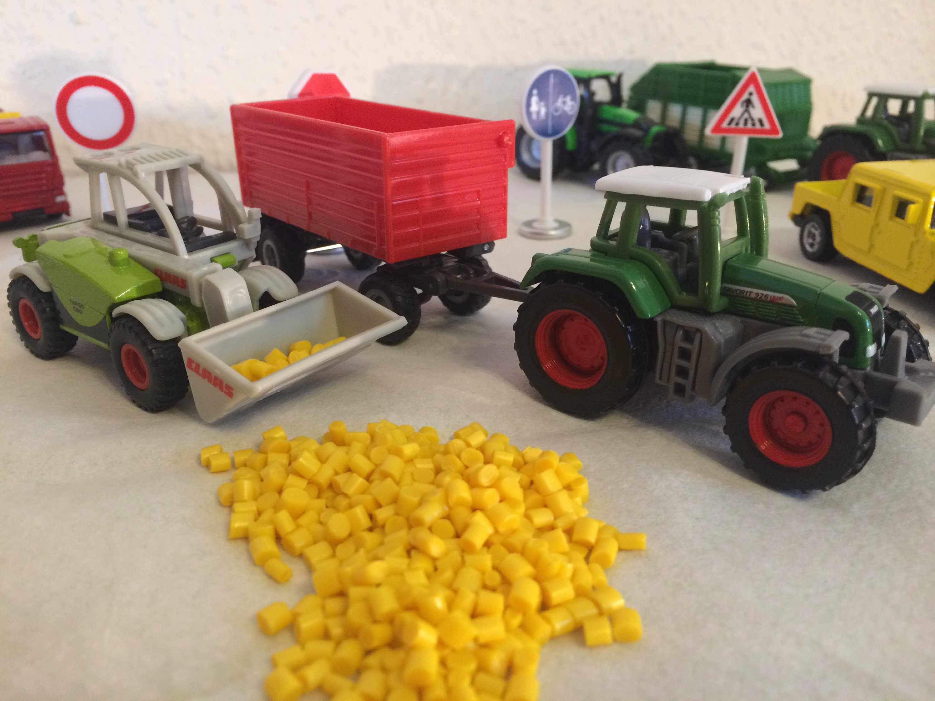 Игровой набор сельхозтехники с прицепом и зерном  